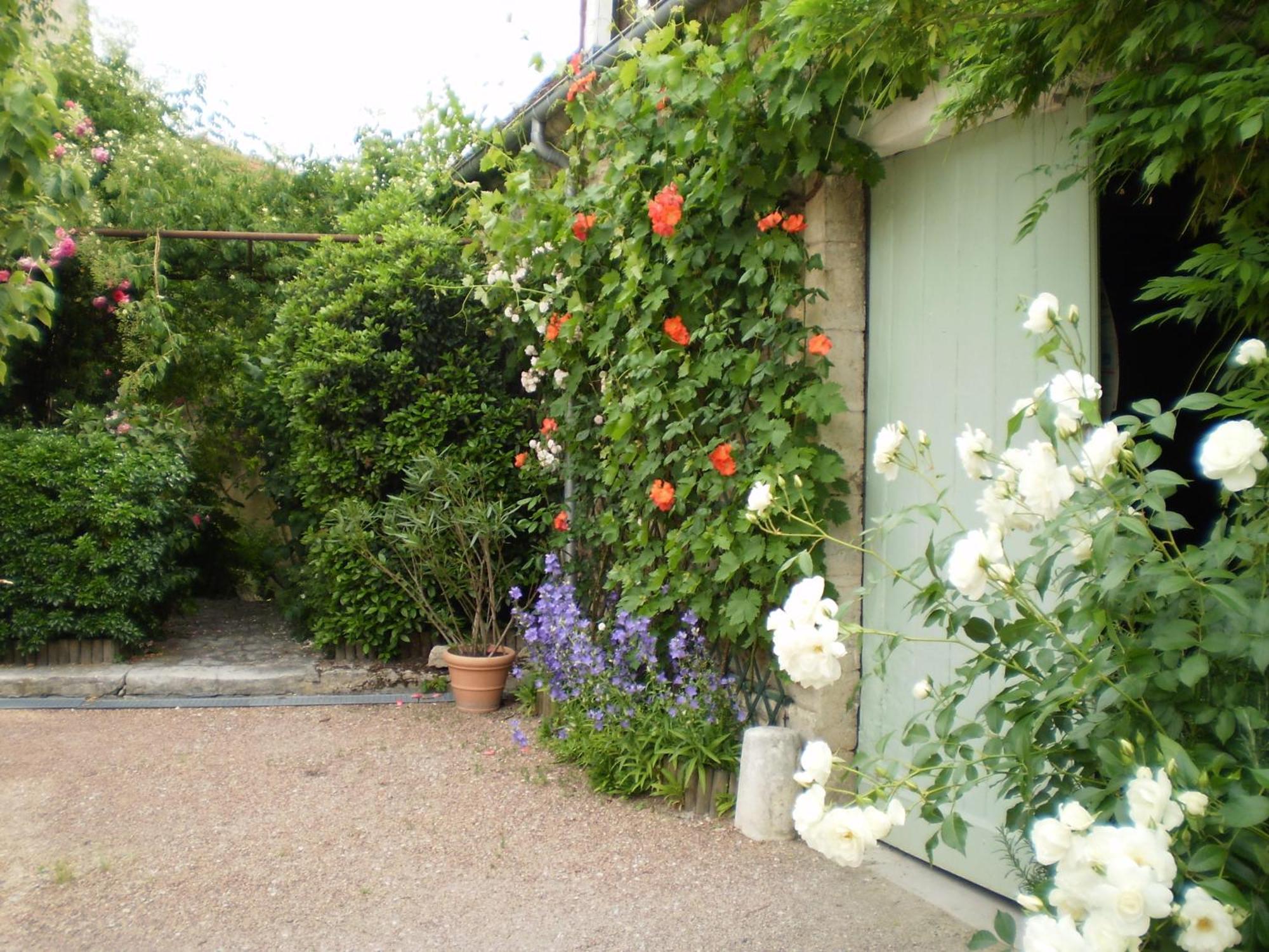 Logis Hotel Saint-Joseph Sancoins Exterior foto