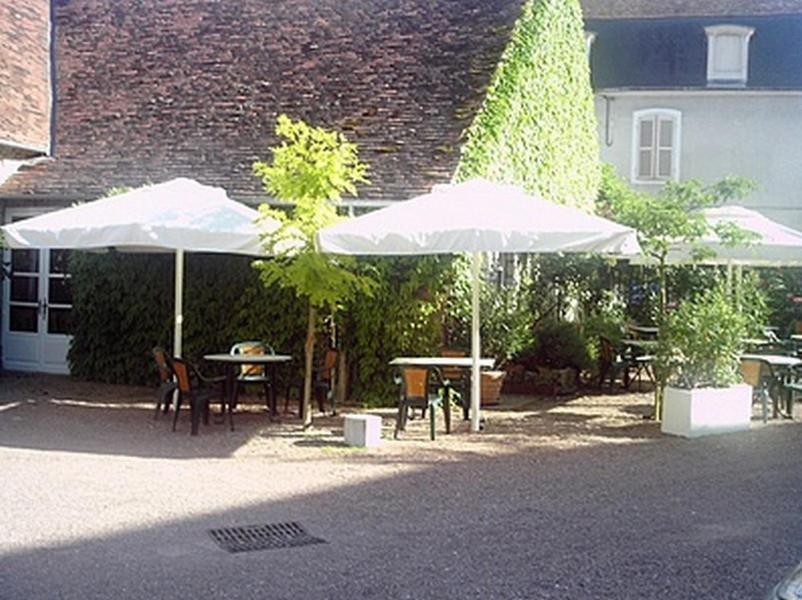 Logis Hotel Saint-Joseph Sancoins Exterior foto